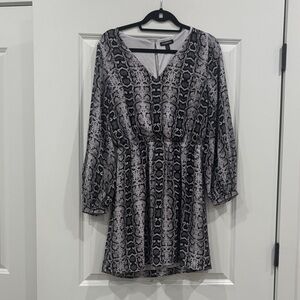 Express sz med  Black and Gray snake  Dress